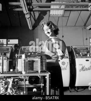 Kathleen Craig juke box reine qui sélectionne les enregistrements pour juke-box. 1956 A516-004 Banque D'Images