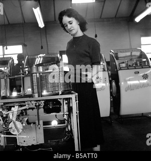 Kathleen Craig juke box reine qui sélectionne les enregistrements pour juke-box. 1956 A516-005 Banque D'Images