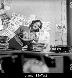 Kathleen Craig juke box reine qui sélectionne les enregistrements pour juke-box. 1956 A516 Banque D'Images