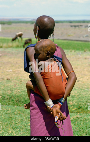 Les Masais mère portant son enfant dans une écharpe, la Tanzanie, l'Afrique de l'Est, l'Afrique Banque D'Images