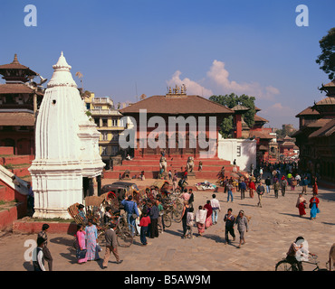 Les pousse-pousse sont alignées en Durbar Square de Katmandou Népal Site du patrimoine mondial de l'Asie Banque D'Images