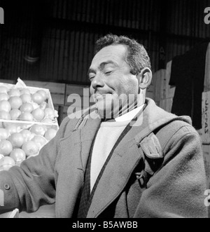 L'alimentation : fruits : oranges : les testeurs d'Orange à Surrey Docks. Mars 1958 A658-011 Banque D'Images