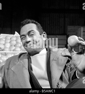 L'alimentation : fruits : oranges : les testeurs d'Orange à Surrey Docks. Mars 1958 A658-020 Banque D'Images