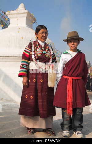 Mère et fils en tibétain à Lhosar tibétain et Sherpa (Nouvel An) festival, Bodhnath stupa, Bagmati, Katmandou, Népal Banque D'Images