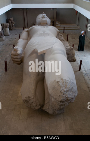 La gigantesque statue en pierre calcaire sculpté de Ramsès II dans le musée en plein air à Memphis, l'ancienne capitale de l'Aneb-Hetch, le premier nome de Basse Égypte Banque D'Images