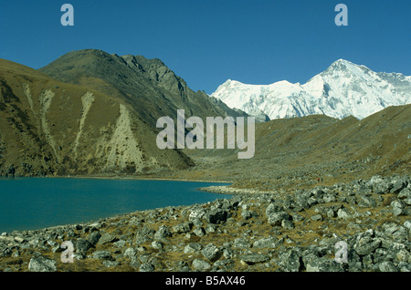 Longpanga avec Lac moraine latérale sur la droite dans la vallée de Gokyo en Asie au Népal Khumbu Himal J Green Banque D'Images