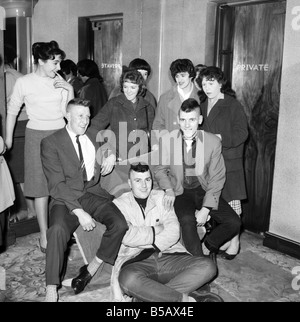 Fashion : Men's Hair Styles : Le Delaware ou couper les cheveux de Mohican. 1958 A766-001 Banque D'Images