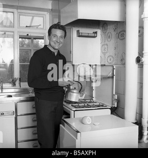 Acteur Patrick McNee vu ici à la maison. 1960 A999-004 Banque D'Images