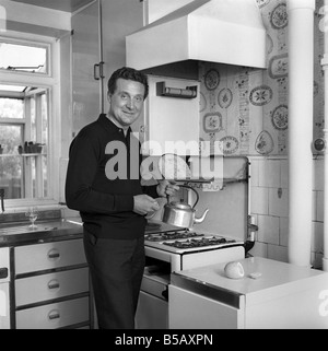 Acteur Patrick McNee vu ici à la maison. 1960 A999-005 Banque D'Images