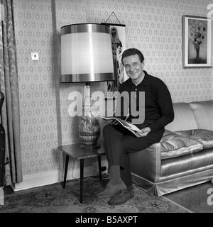 Acteur Patrick McNee vu ici à la maison. 1960 A999-006 Banque D'Images