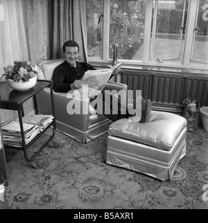 Acteur Patrick McNee vu ici à la maison. 1960 A999-007 Banque D'Images