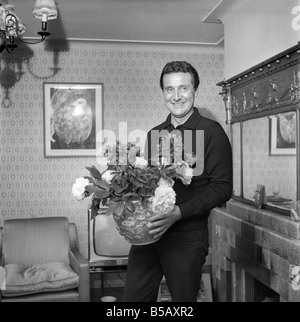 Acteur Patrick McNee vu ici à la maison. 1960 A999-008 Banque D'Images