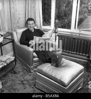 Acteur Patrick McNee vu ici à la maison. 1960 A999-009 Banque D'Images