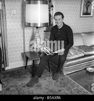 Acteur Patrick McNee vu ici à la maison. 1960 A999-010 Banque D'Images