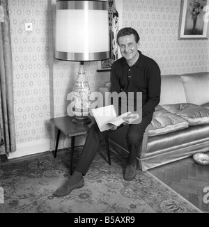 Acteur Patrick McNee vu ici à la maison. 1960 A999-011 Banque D'Images