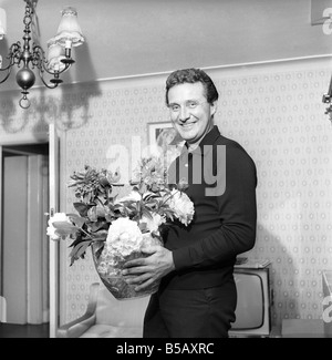 Acteur Patrick McNee vu ici à la maison. 1960 A999 Banque D'Images