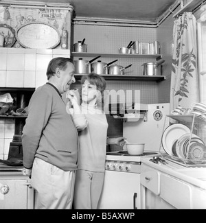 Acteur Hugh Lloyd TV vu ici à la maison avec sa femme. 1960 UN1098-002 Banque D'Images