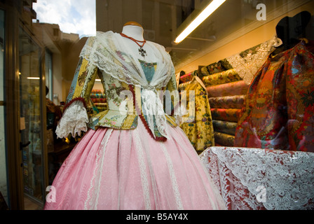 Afficher la fenêtre des couturiers espagnols traditionnels boutique dans le centre historique de la ville de Valence Espagne Banque D'Images