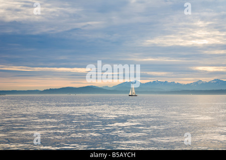 Voilier à l'horizon de l'Elliot Bay dans le Puget Sound au large de Seattle, Washington Banque D'Images