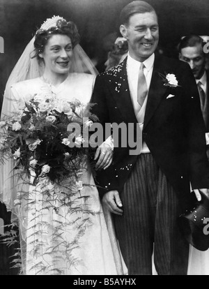 Cricket Yorkshire : mariés le mariage eut lieu à Denby, près de Derby à-jour (jeudi) entre M. Norman W.D. Le Yorkshire County Cricket Yardley et Mlle Antonia M. Meares fille aînée de Major et Mme H.M.S. Prospect House de Meares, Kilburn, près de Derby. Le mariage a été organisé en septembre mais a été ré-arrangé lorsque l'époux a été sélectionné pour jouer pour l'Angleterre dans la tournée australienne. Le couple s'est rencontré alors qu'il servait dans les forces en Palestine. Août 1946 P005985 Banque D'Images