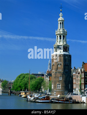 Bateaux sur le canal à côté d'une tour dans la Montelbaanstoren Amsterdam Pays-Bas N Francis Banque D'Images