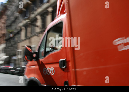 Livraison TNT orange rapide camion sur rue dans la ville de la ville Banque D'Images