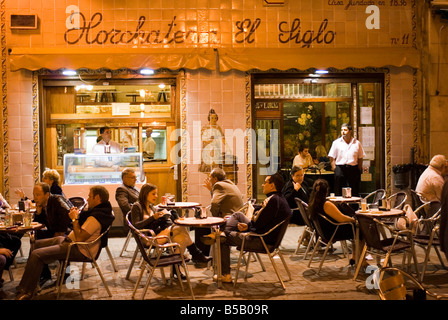 Les gens assis dehors Horchateria El Siglo de lait du souchet café sur la Plaza Santa Catalina à El Carmen centre de Valence Espagne Banque D'Images