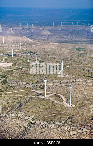 Vue aérienne au-dessus de ferme éolienne Les éoliennes de production d'électricité le West Texas Banque D'Images