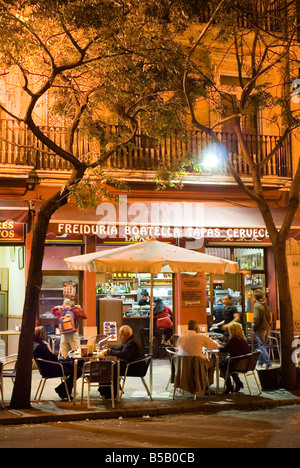 Les gens assis à l'extérieur d'un bar à tapas dans le quartier historique de El Carmen centre ville de Valence Espagne Banque D'Images