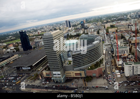 Par antenne, vue sur l'horizon de gare et station de bus, d'une terrasse d'or le plus grand centre commercial de Varsovie, Pologne, Europe, UNION EUROPÉENNE Banque D'Images