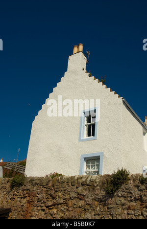 Le pignon d'un chalet en Fife Ecosse en vedette un traditionnel crow a gable. Banque D'Images