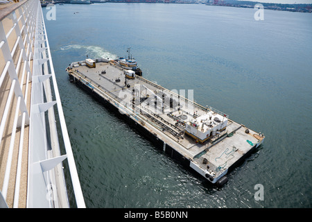 Remorquage bateau remorqueur chaland de ravitaillement de carburant après une croisière dans la baie d'Elliot à Port de Seattle, Washington. Banque D'Images