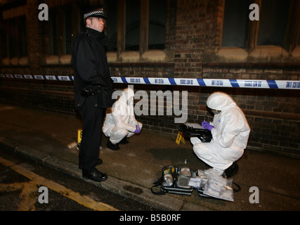 Les agents de police forensic enquêter sur la scène à Porlock street dans le sud de Londres, le site d'un autre adolescent poignardant fatale Banque D'Images