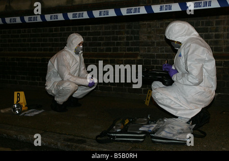 Les agents de police forensic enquêter sur la scène à Porlock street dans le sud de Londres, le site d'un autre adolescent poignardant fatale Banque D'Images