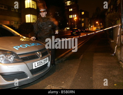 Les agents de police forensic enquêter sur la scène à Porlock street dans le sud de Londres, le site d'un autre adolescent poignardant fatale Banque D'Images