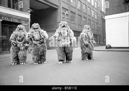 Le Yeti marquer deux - sept pieds de hauteur avec des monstres les yeux, système nerveux, électrique, électronique et rugissements assistée par un brouillard fungoid ont pris plus de Londres pour la série Dr Who. Le Yeti's sont joués par des acteurs Gordon Stothard, John Lord, Colin Warman et John Levene, portant des complets faits de laine et de fourrure de yack avec les yeux qui s'allument.;Notre photo montre : Yeti's près de la station de métro Goodge Street à Londres. Dec 1967;x11800 Banque D'Images