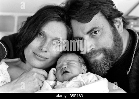 Acteur brian blessed avec femme et bébé. &# 13 ;&# 10;Avril 1975 Banque D'Images