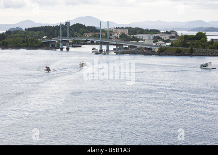 Bateau Offres transporte des passagers d'une rive à l'une croisière dans la Manche orientale à Sitka, Alaska Banque D'Images