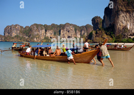 Le lancement d'un bateau "long tail" plein de routards de Railay Beach à Krabi en Thaïlande l'Asie du Sud-Est Banque D'Images