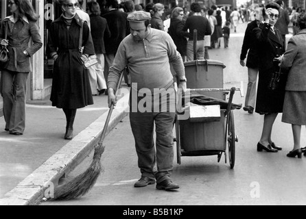 Une balayeuse nettoyage des rues d'un quartier pauvre à la périphérie de Rome, Italie&# 13 ;&# 10;Avril 1975&# 13 ;&# 10 ; Banque D'Images