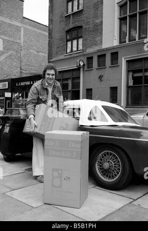 Battre le Budget shopping à Tottenham Court Road, Londres, rue de radio et Hi-fi. ;Ken Morton, 23 ont acheté une paire d'enceintes Hi-fi et est aidé avec l'un d'eux à la voiture, par l'un des membres du personnel. LaskyÕs Avril 1975 ; Banque D'Images