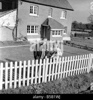 Acteur Hugh Lloyd TV vu ici à la maison avec sa femme et chien de compagnie. 1960 UN1098-005 Banque D'Images