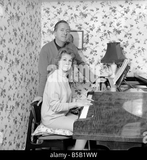 Acteur Hugh Lloyd TV vu ici à la maison avec sa femme au piano. 1960 UN1098-007 Banque D'Images