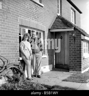 Acteur Hugh Lloyd TV vu ici à la maison avec sa femme et chien de compagnie. 1960 UN1098-008 Banque D'Images