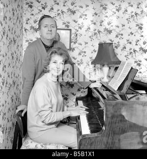 Acteur Hugh Lloyd TV vu ici à la maison avec sa femme au piano. 1960 UN1098-009 Banque D'Images