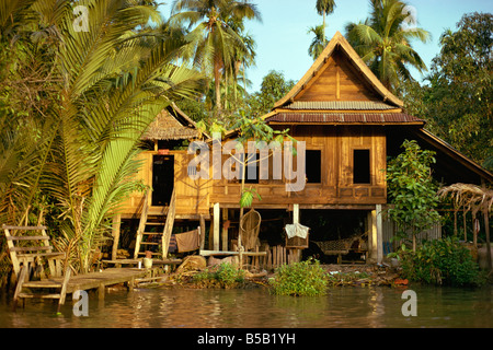 Une maison traditionnelle Thaï sur pilotis au-dessus de la rivière à Bangkok Thailande Asie Asie du sud-est Banque D'Images