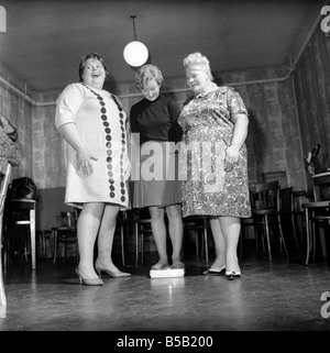 Les membres du Club des dames de graisse de Southampton se réunissent pour leur réunion hebdomadaire. Les femmes savent comment s'amuser afterr le nous