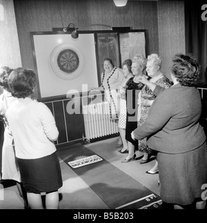 Les membres du Club des dames de graisse de Southampton se réunissent pour leur réunion hebdomadaire. Les femmes savent comment s'amuser afterr le nous