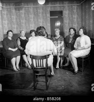Les membres du Club des dames de graisse de Southampton se réunissent pour leur réunion hebdomadaire. Les femmes savent comment s'amuser afterr le nous