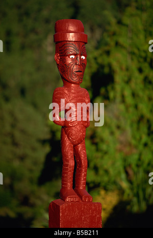 Une figure sculptée ou poupou dans un village Maori à la réserve thermale de Whakarewarewa et culturel, Rotorua, île du Nord, Nouvelle-Zélande Banque D'Images